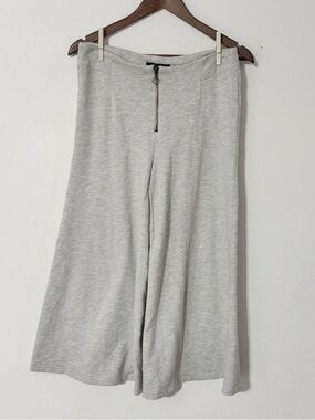 Romeo & Juliet Couture Light Gray Zip-Front Knit wide leg capris medium